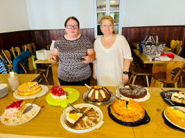 Gerda Schmid und Stefanie Kirchner beim Kuchen verteilen